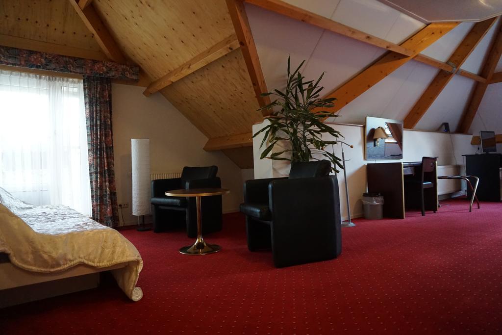 Lucy'S Inn Eesergroen Екстериор снимка